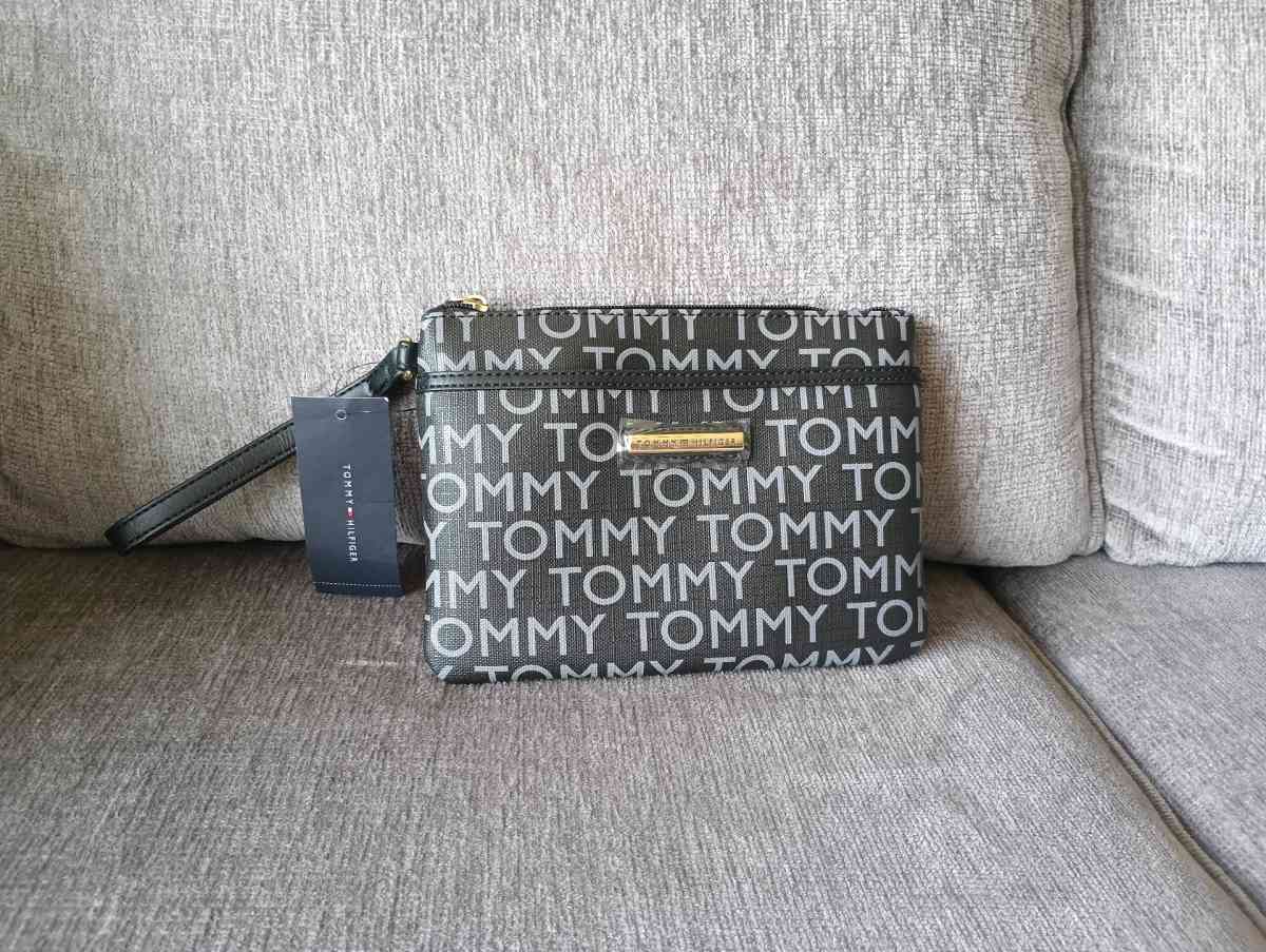 Tommy Hilfiger wristlet Wallet