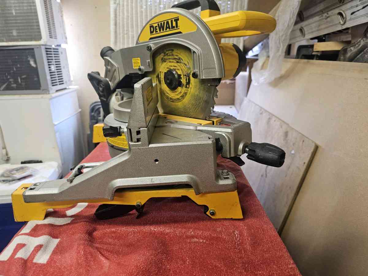 DeWalt 15 amps 12 in Corded DualBevel Compound Miter Saw