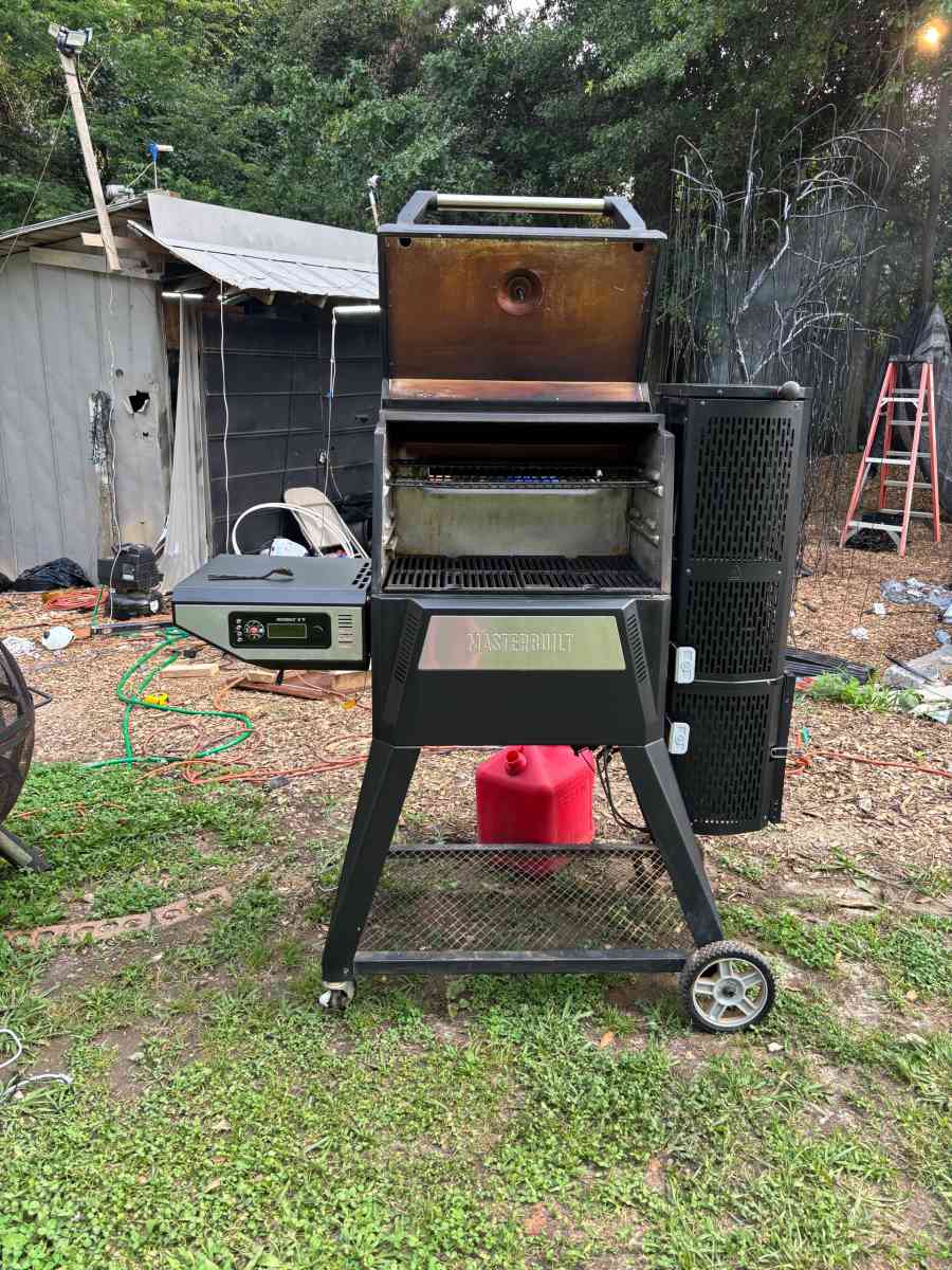 MasterBuilt Smoker Charcoal Grill