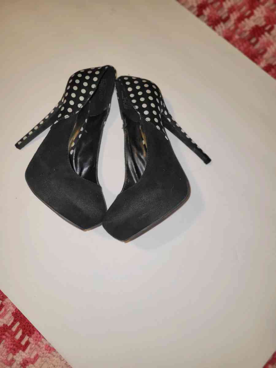 Kardashian ladies high heels