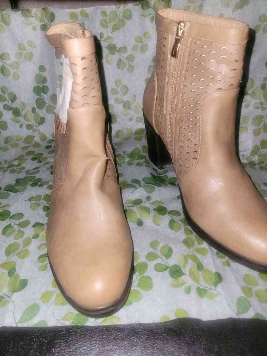 TAN BOOTS