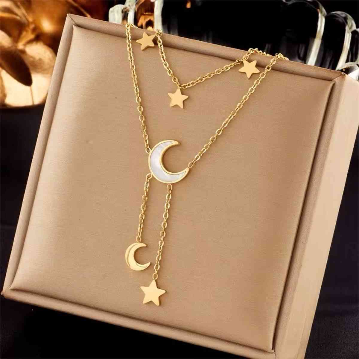 Double layering necklace with star