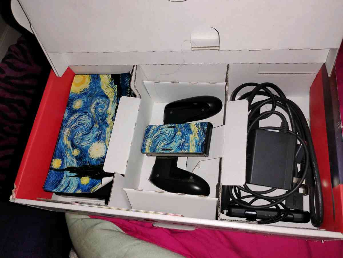 NINTENDO SWITCH IN THE BOX GREAT CONDITION