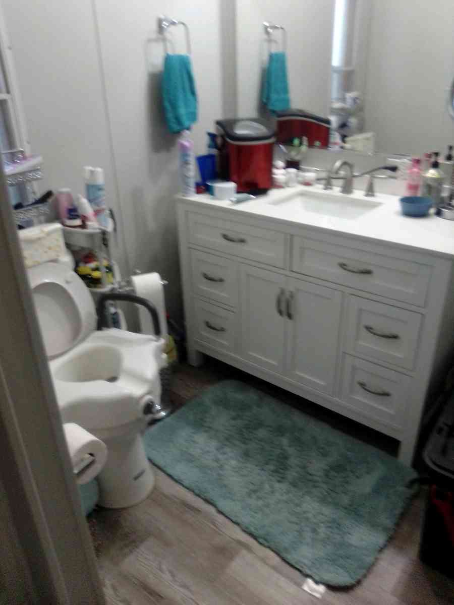 nice mobile home 70 long 1famiy lived here 4years old