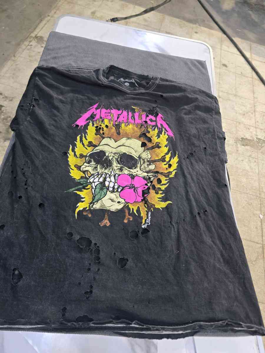 Metallica shirt size os