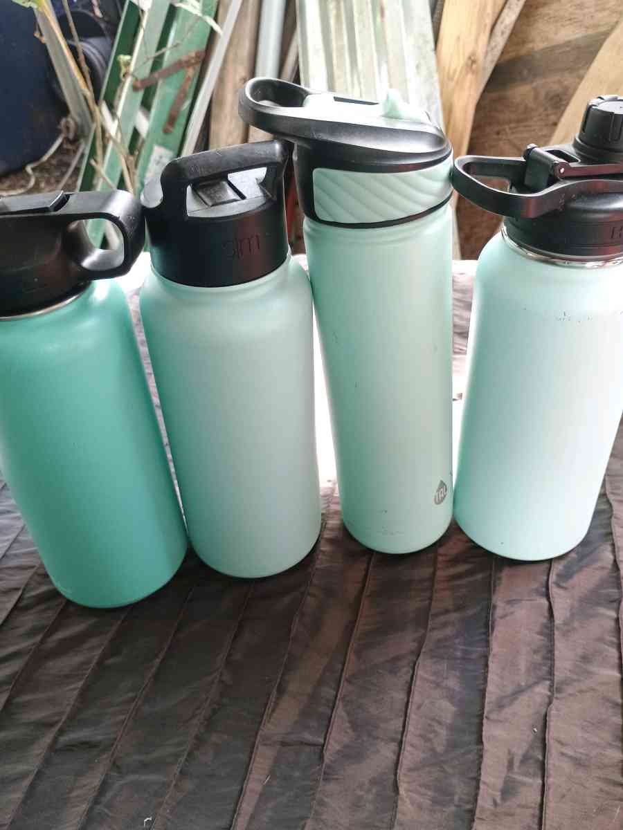 Stainless steel water bottles 16 pieces for 6000 or 500 each