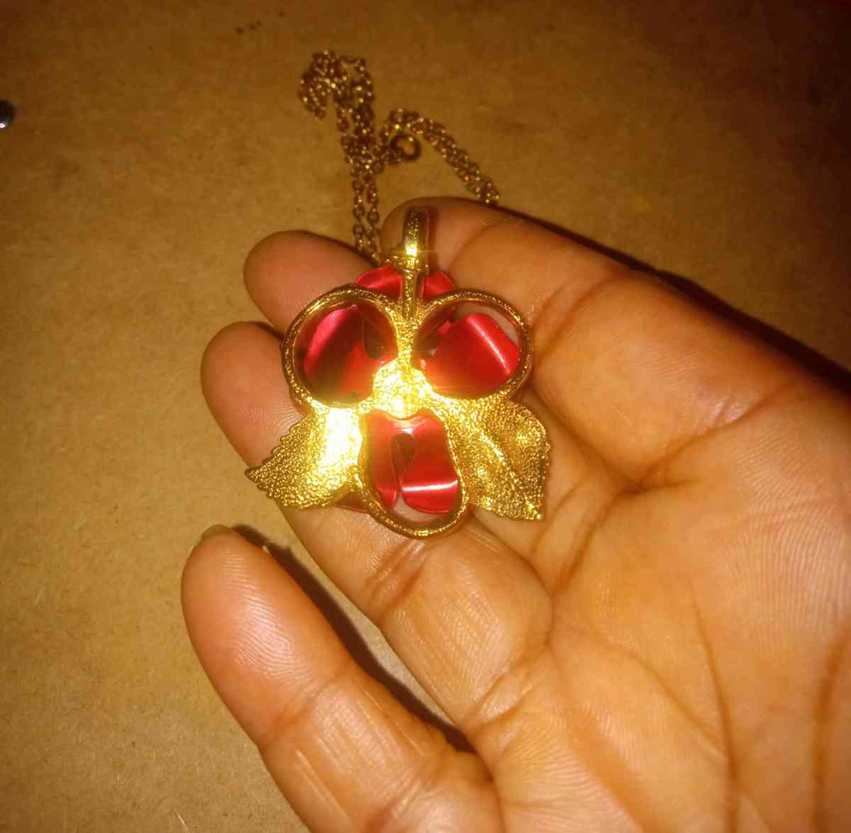 Beautiful vintage gold tone rose necklace