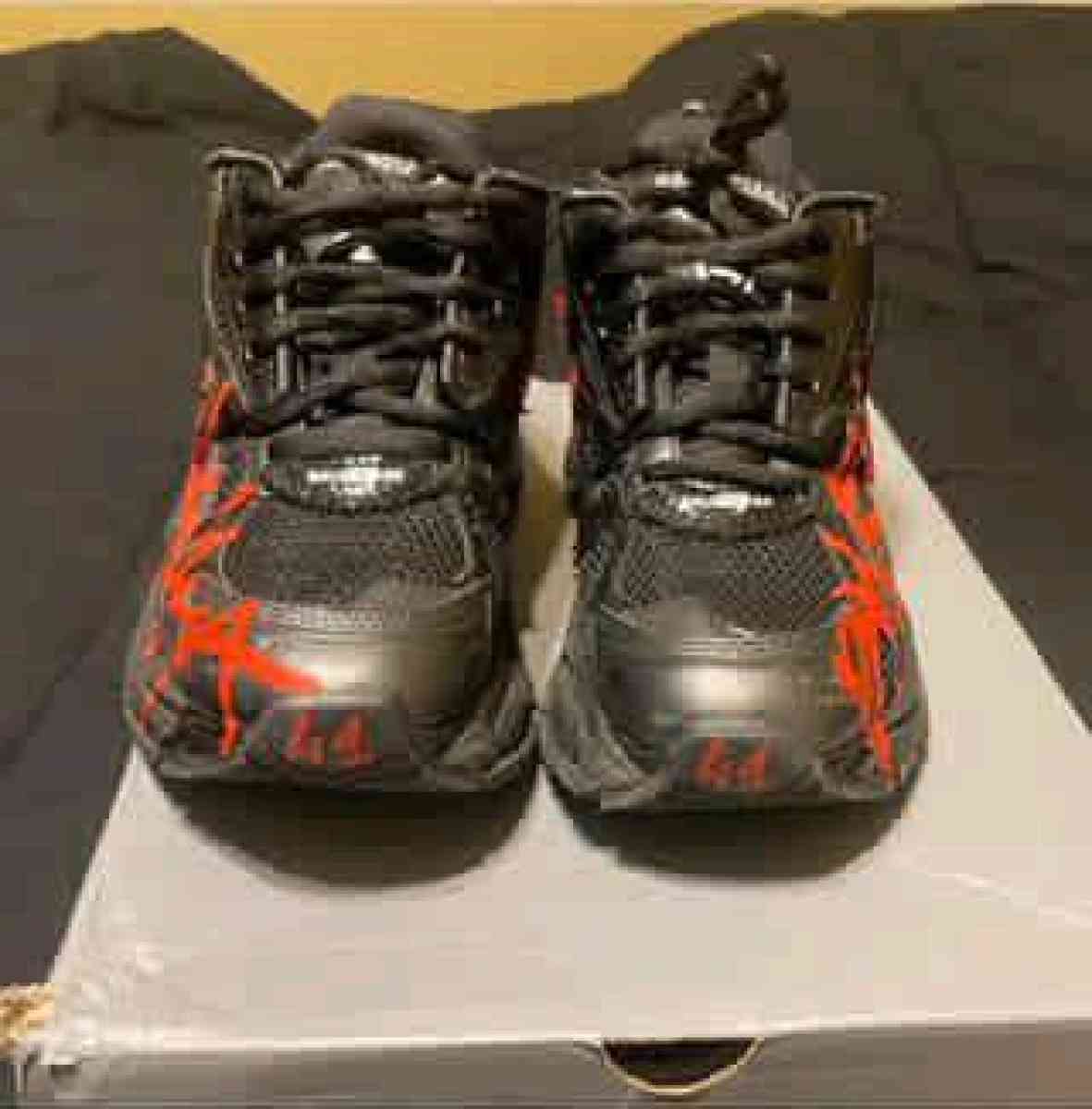 black and red runnere