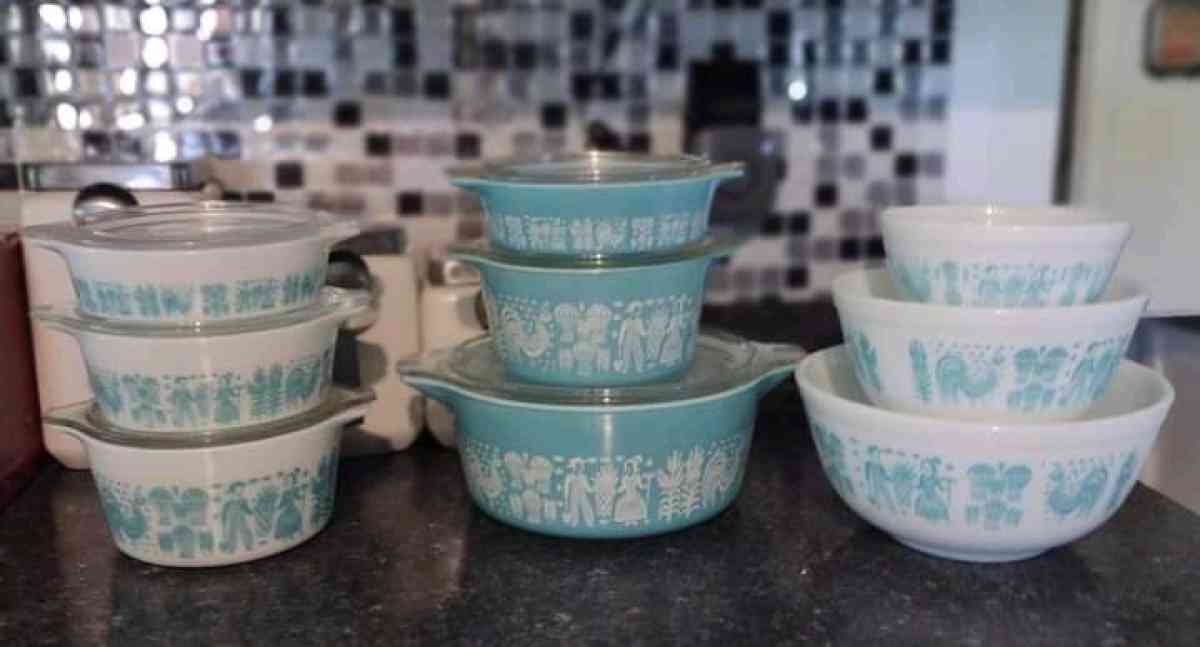pink pyrex set and turquoise pyrex set