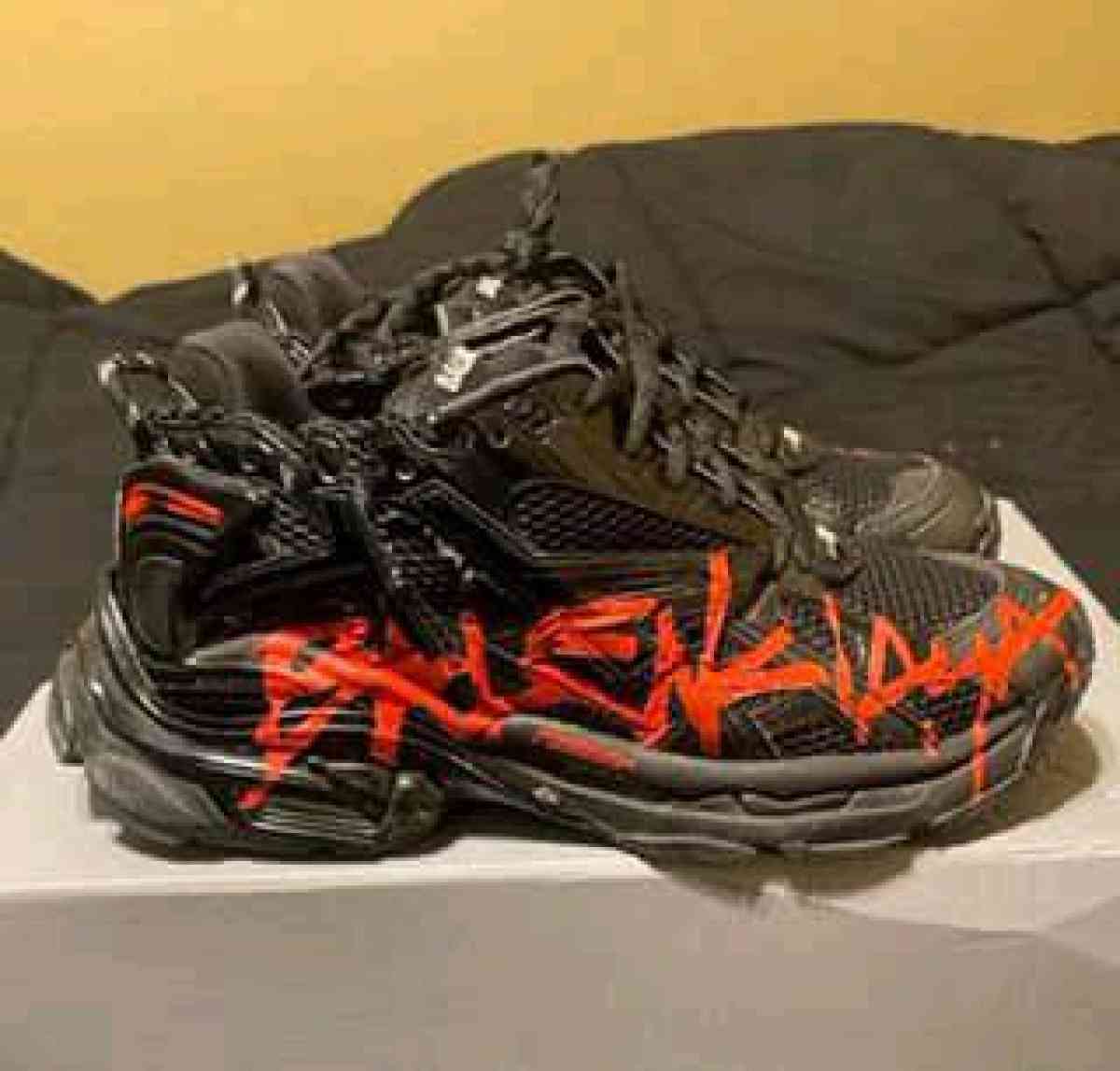 black and red runnere