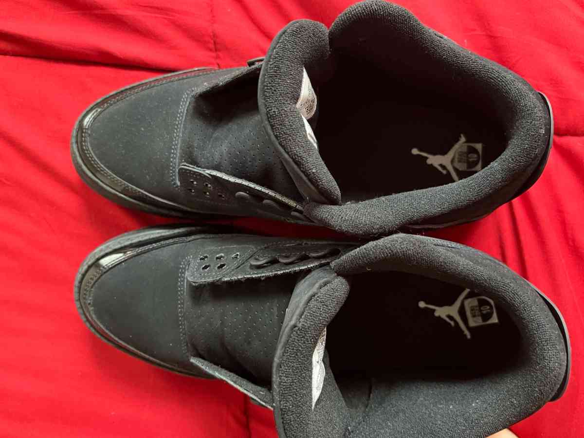 air Jordan black cat 3 laces come with it size 10