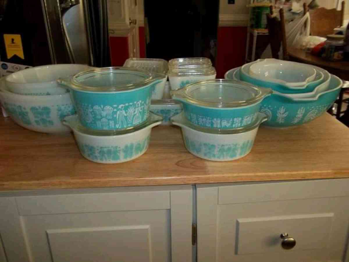 pink pyrex set and turquoise pyrex set