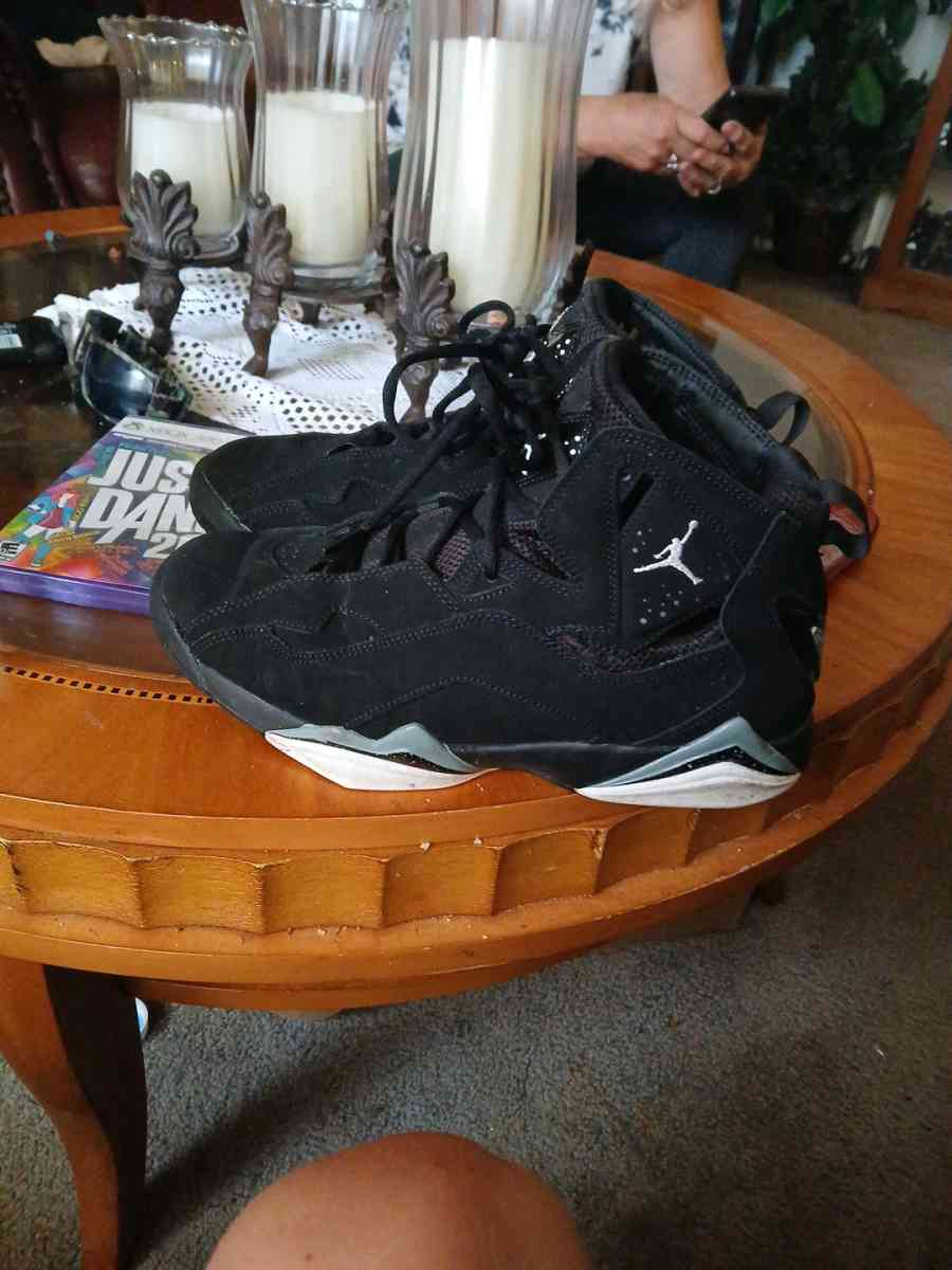 Jordans true flights size 10 mens black and white