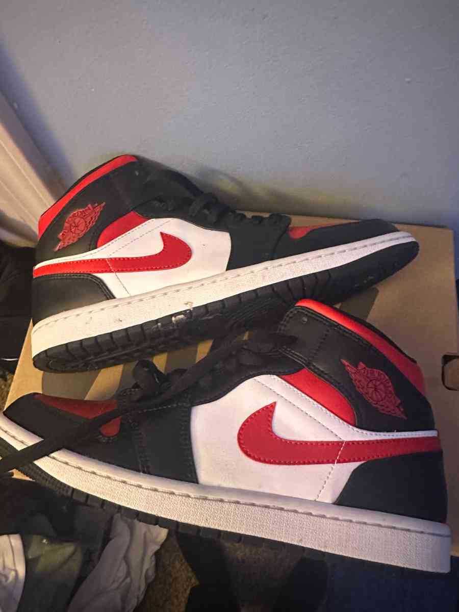 jordan 1 mid size 8 in half
