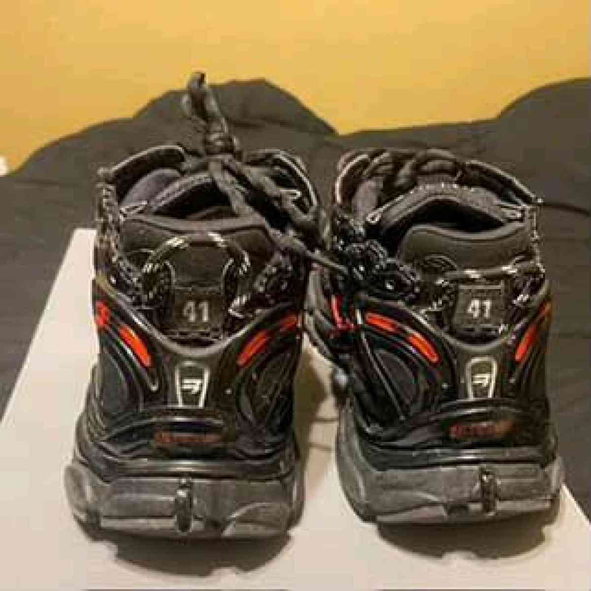 black and red runnere