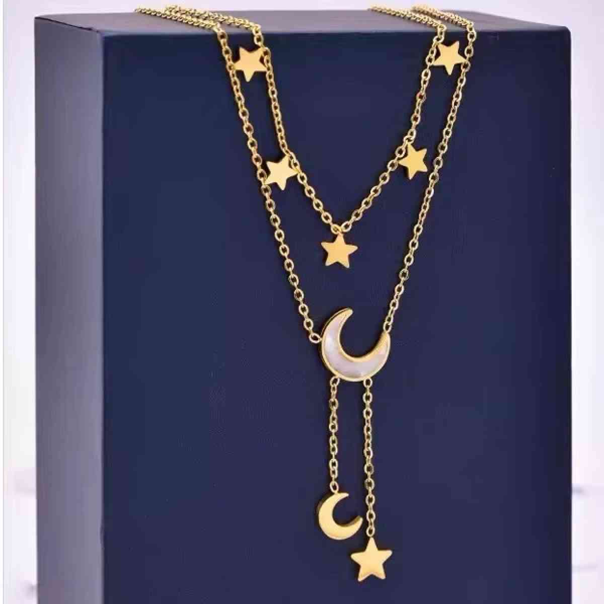 Double layering necklace with star