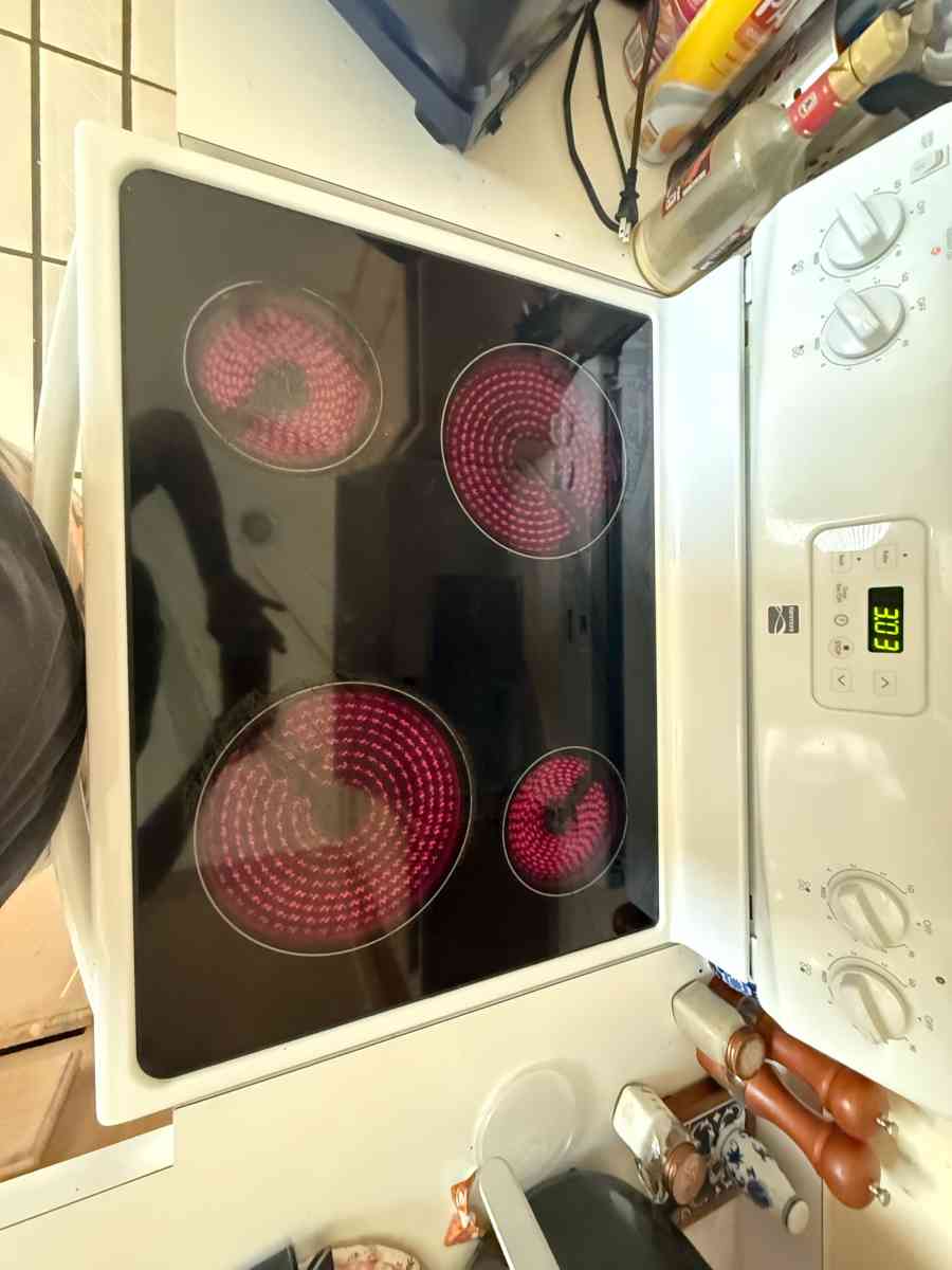 Kenmore Electric Range  2 Years Old  Excellent Condition