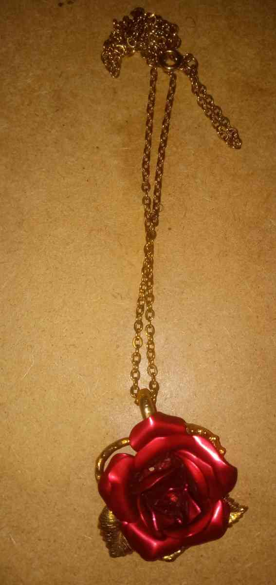 Beautiful vintage gold tone rose necklace