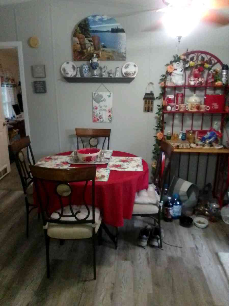 nice mobile home 70 long 1famiy lived here 4years old