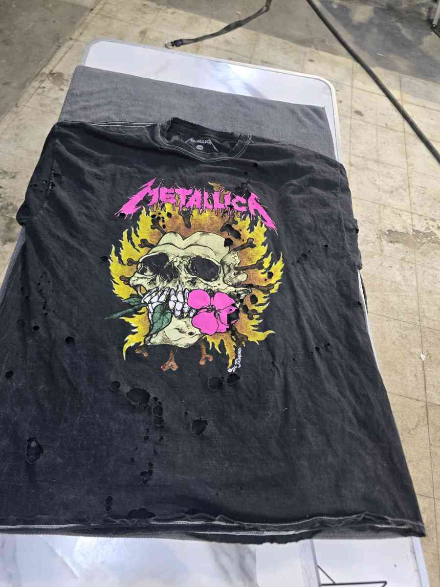 Metallica shirt size os