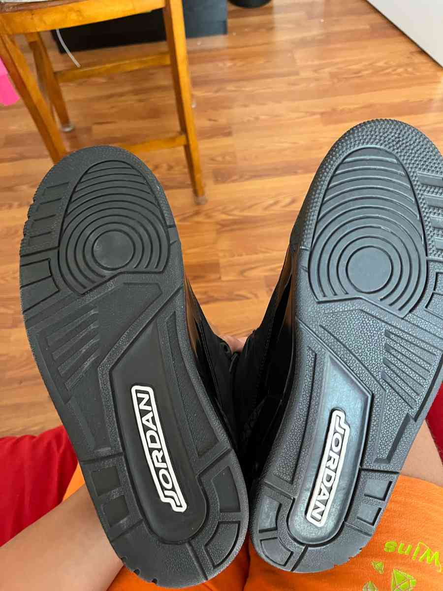 air Jordan black cat 3 laces come with it size 10