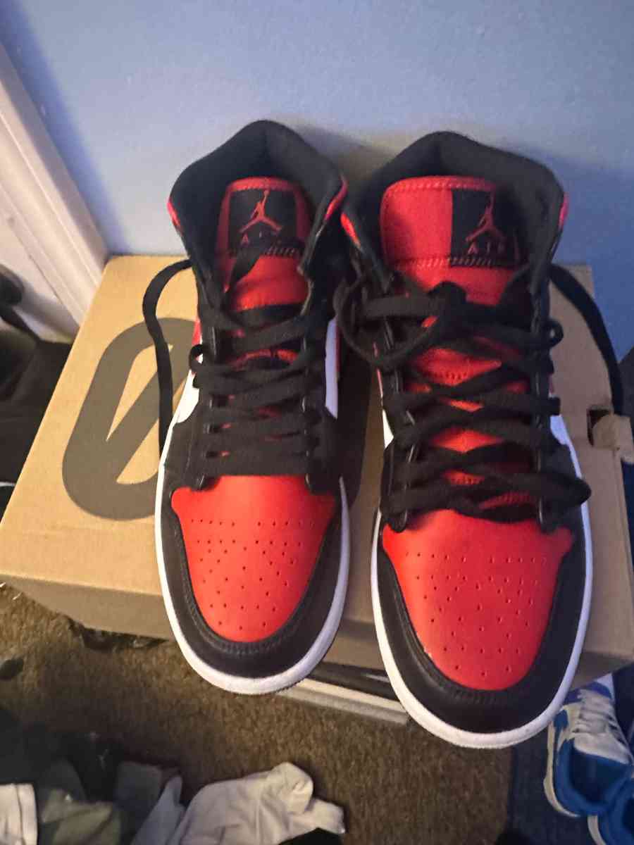 jordan 1 mid size 8 in half