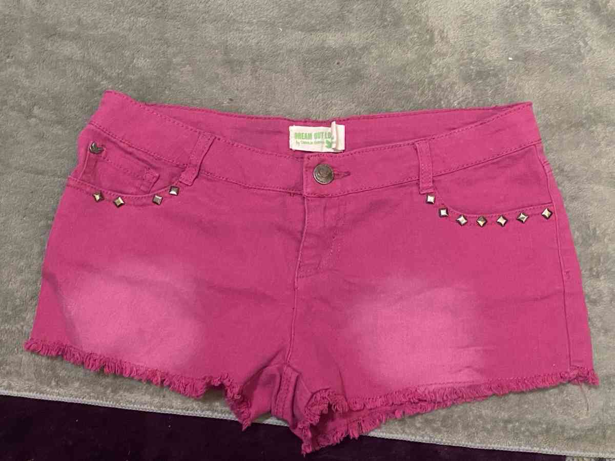 pink dream out loud by selena gomez