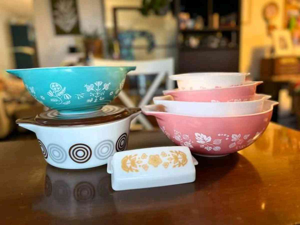 pink pyrex set and turquoise pyrex set