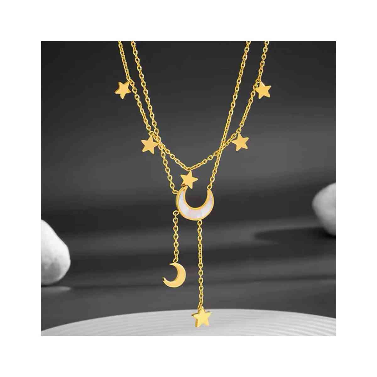 Double layering necklace with star