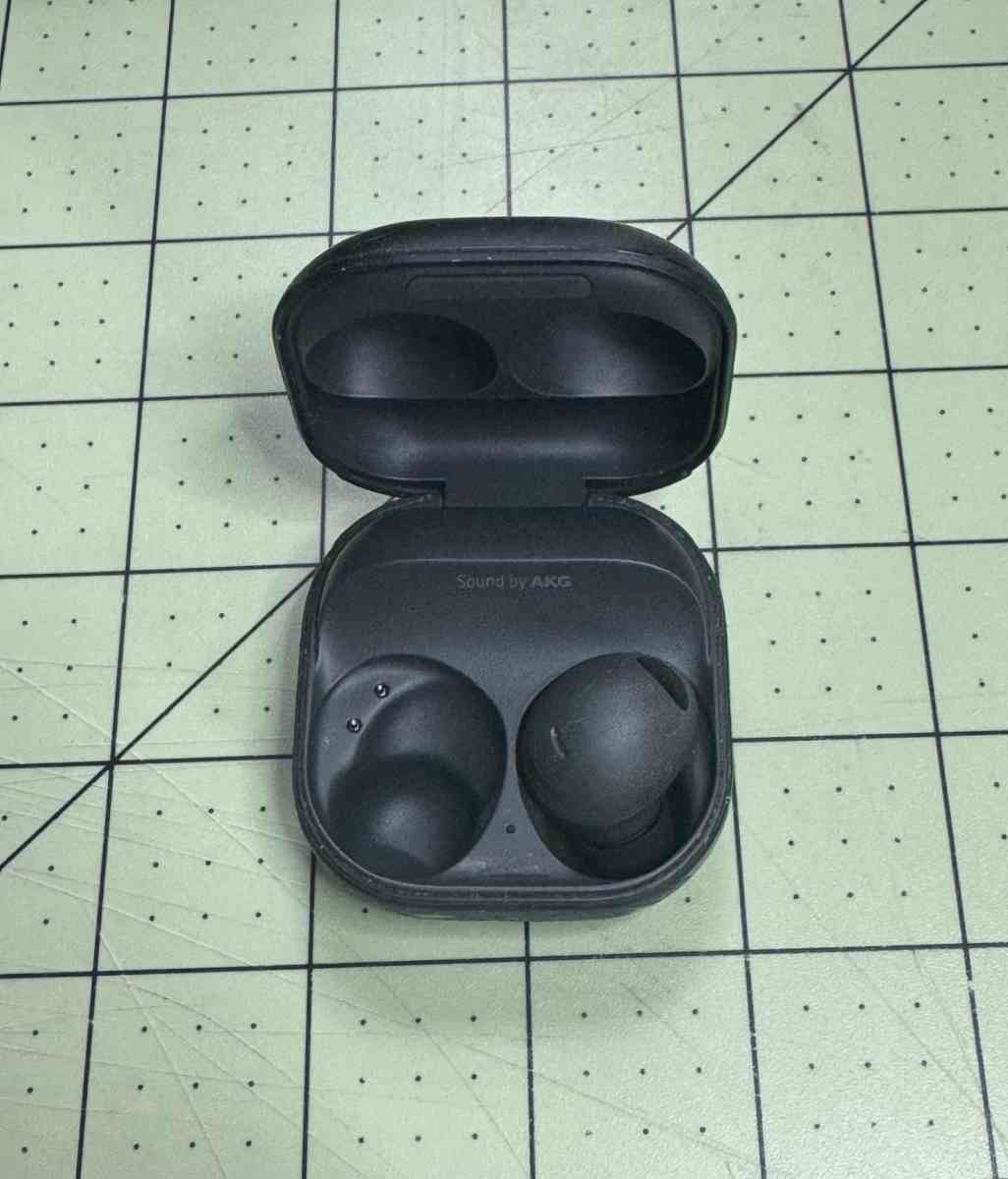 Samsung Galaxy Buds 2 Black  L Earbud Missing  Case  R Earbu