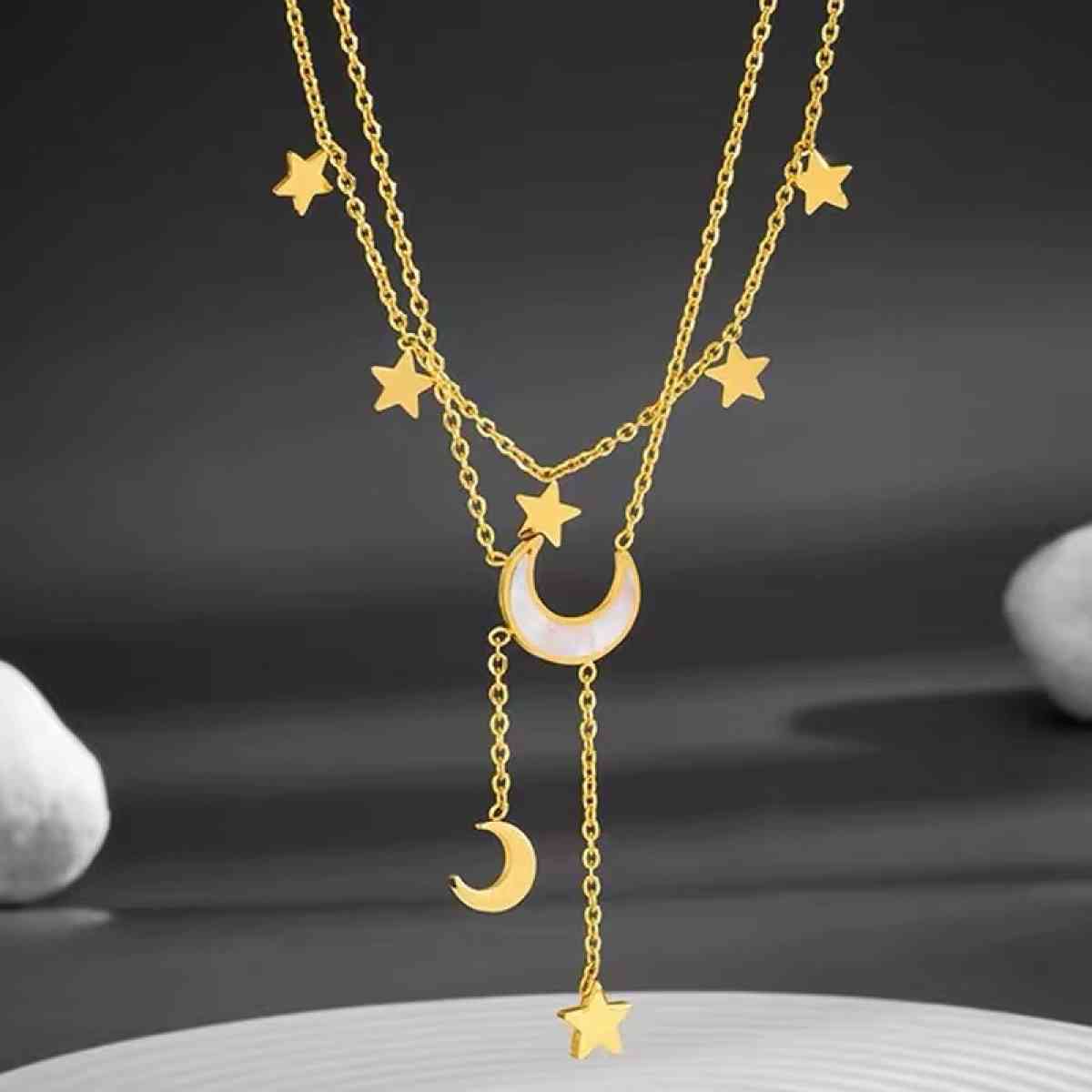 Double layering necklace with star
