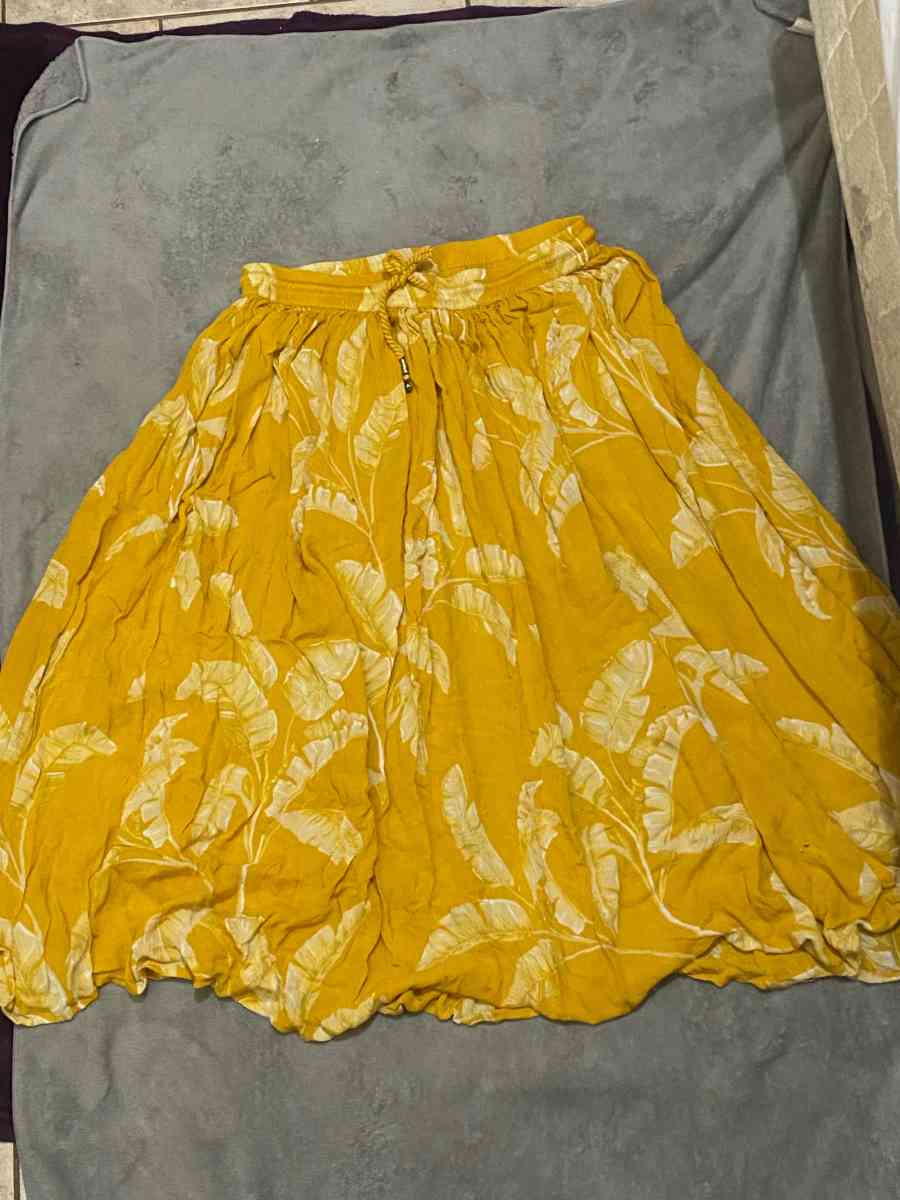 yellow skirt