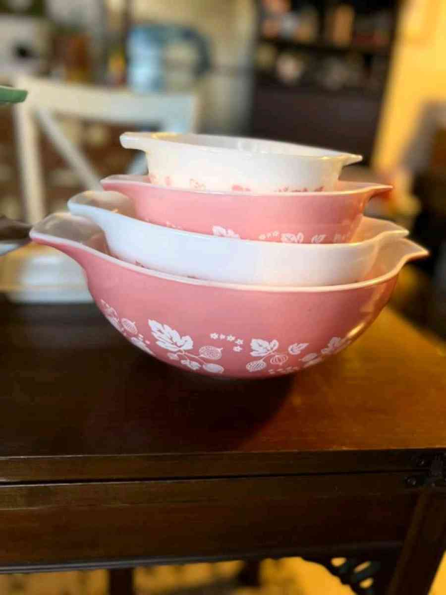 pink pyrex set and turquoise pyrex set