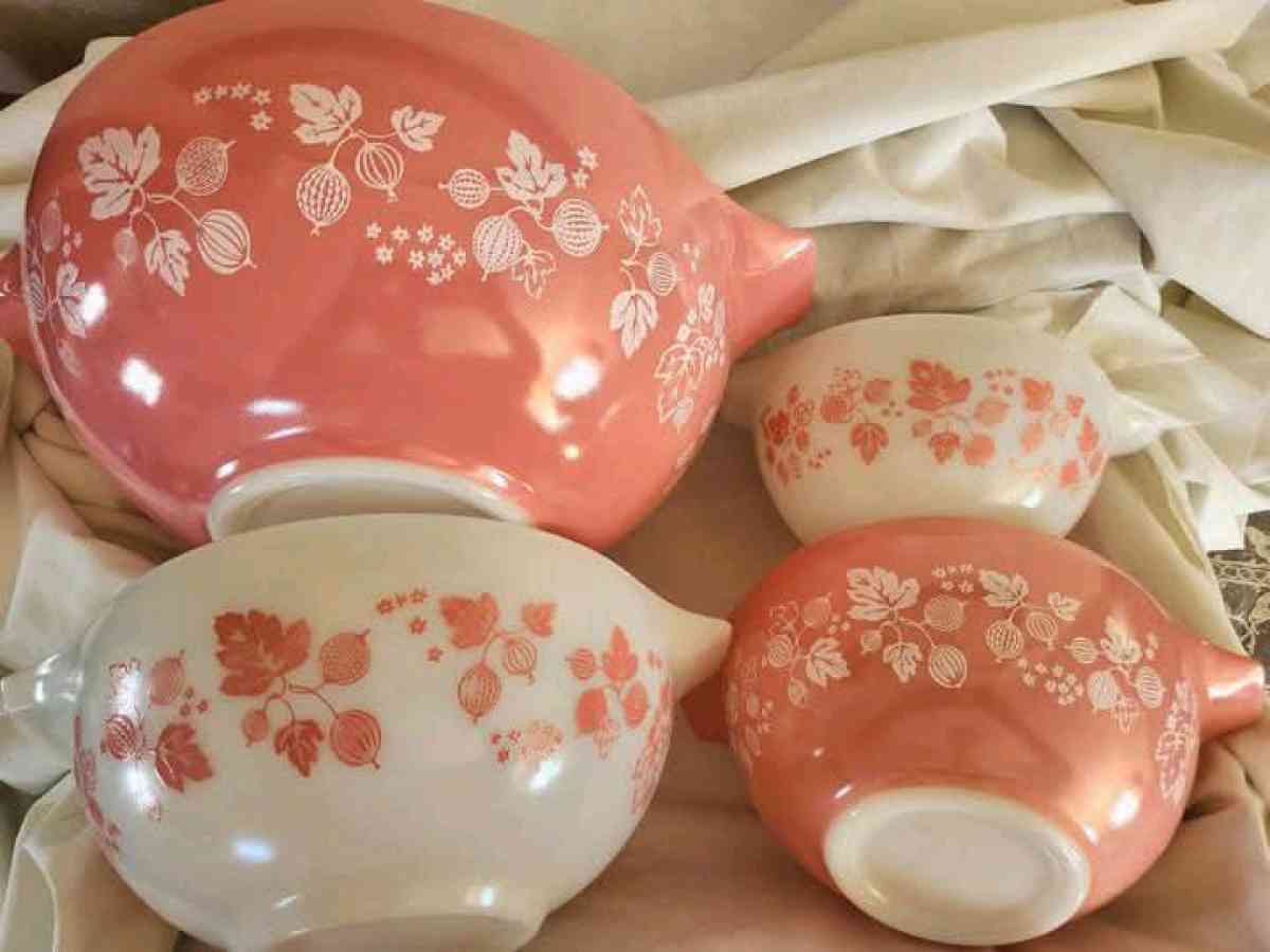 pink pyrex set and turquoise pyrex set