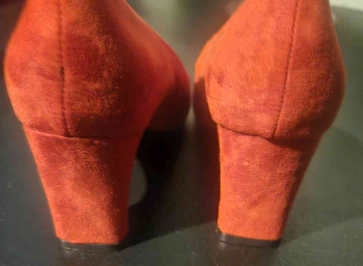 unisa red short heel sz 95