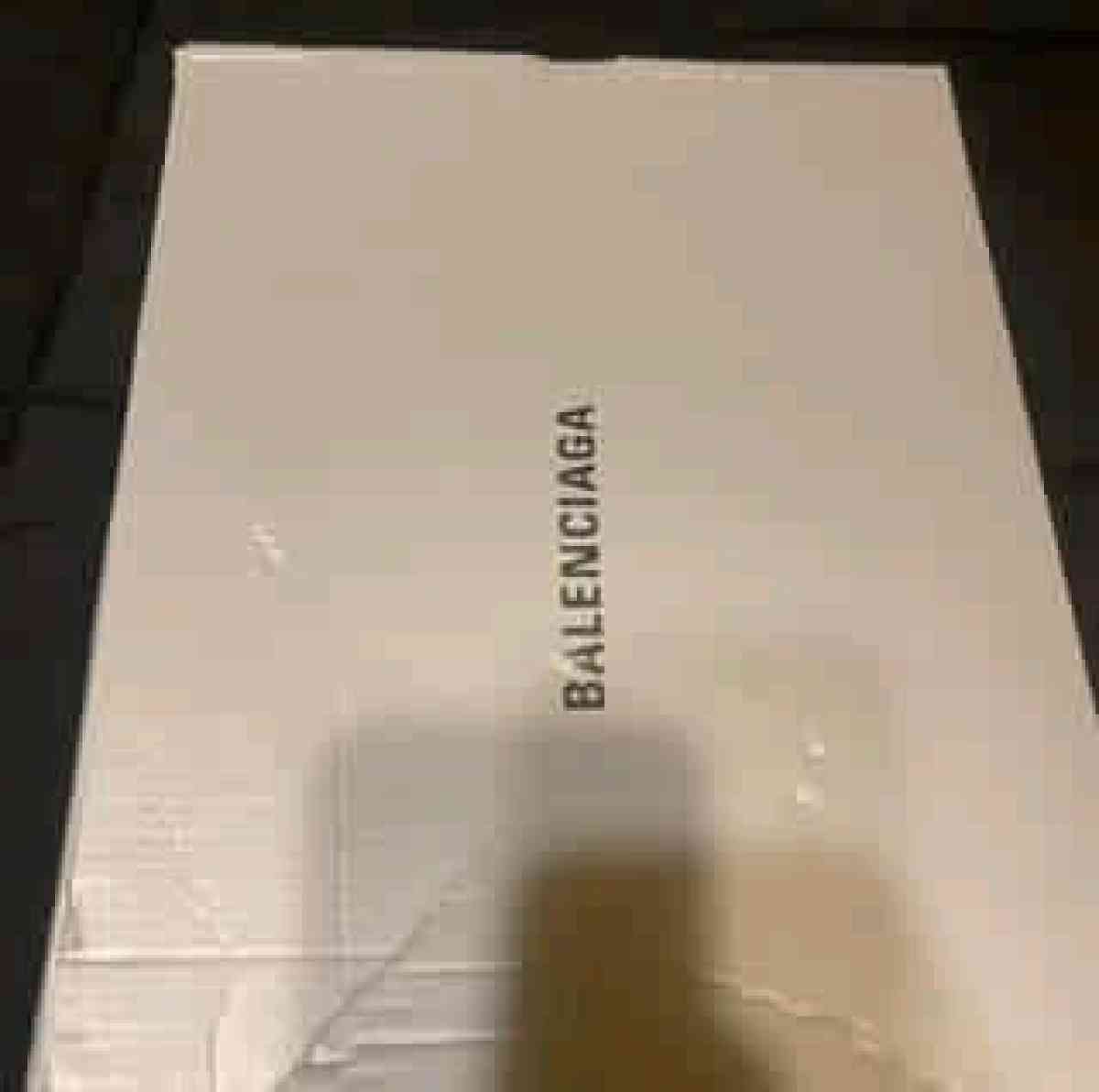 black and red runnere