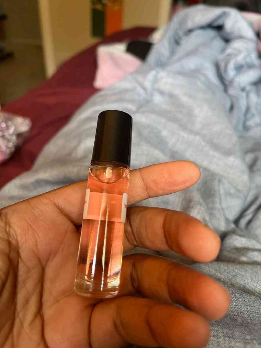 Valentino Donna born in Roma roll on perfume