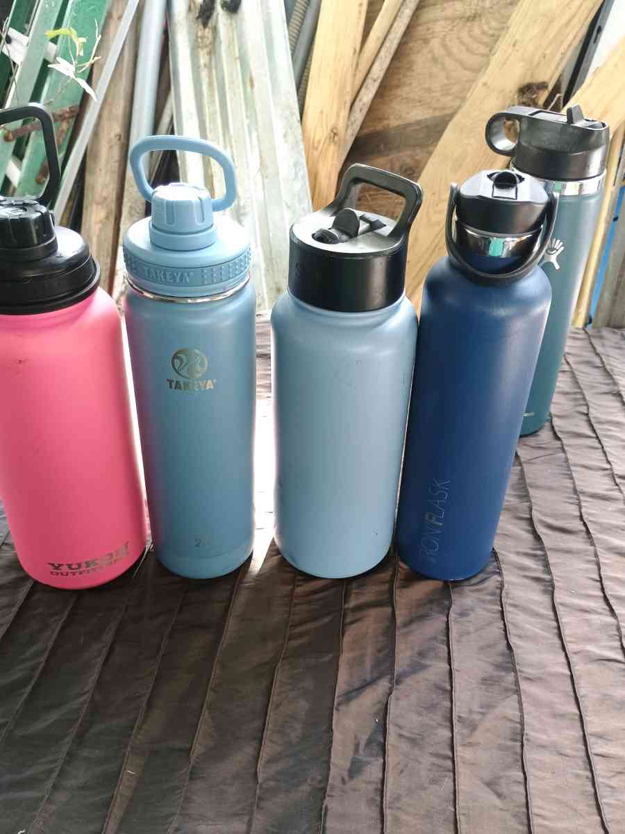 Stainless steel water bottles 16 pieces for 6000 or 500 each