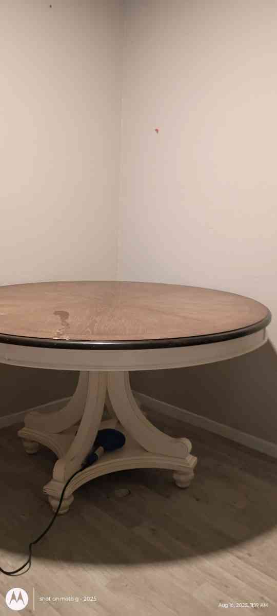 French Market dining table with 3vm chairs
