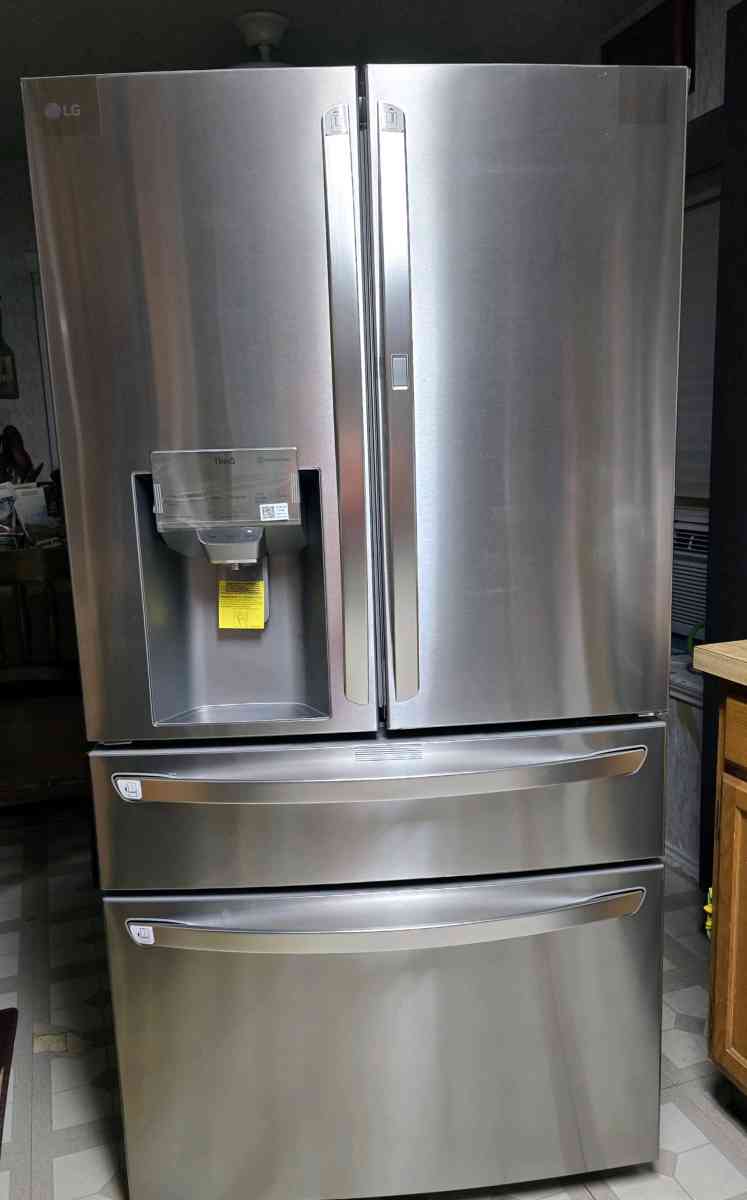 2021 LG Refrigerator  Like New Condition