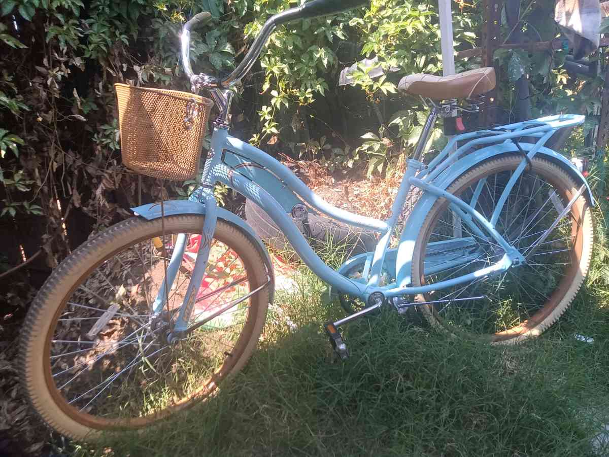 Huffy Nel Lusso Beach Cruiser 26 inch with basket and shelf