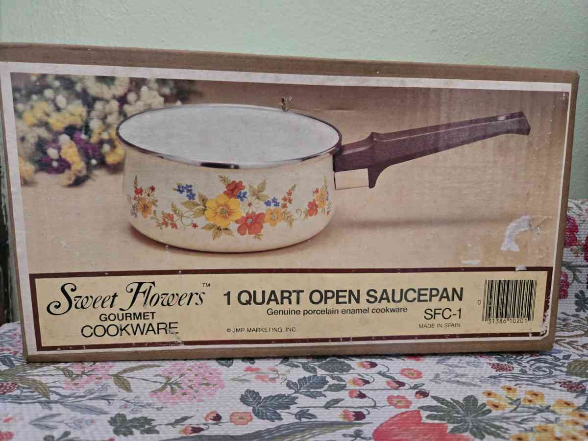 Vintage porcelain floral saucepan