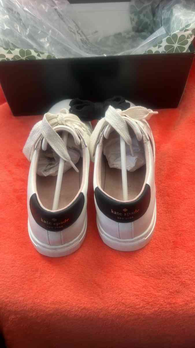Kate Spade white leather shoes with black spade accent size