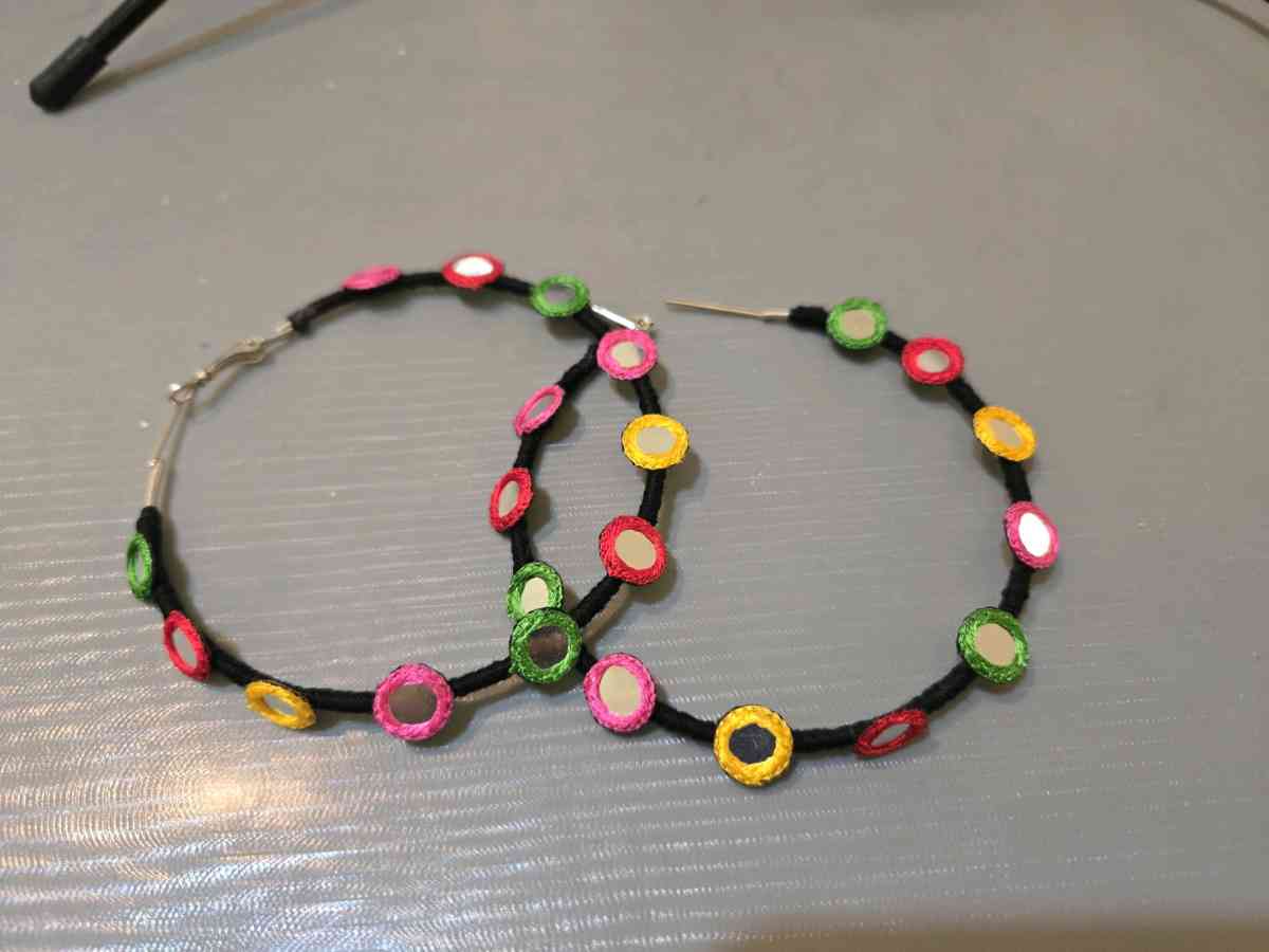 Multicoloured threadsork hoop earrings with colored embroide