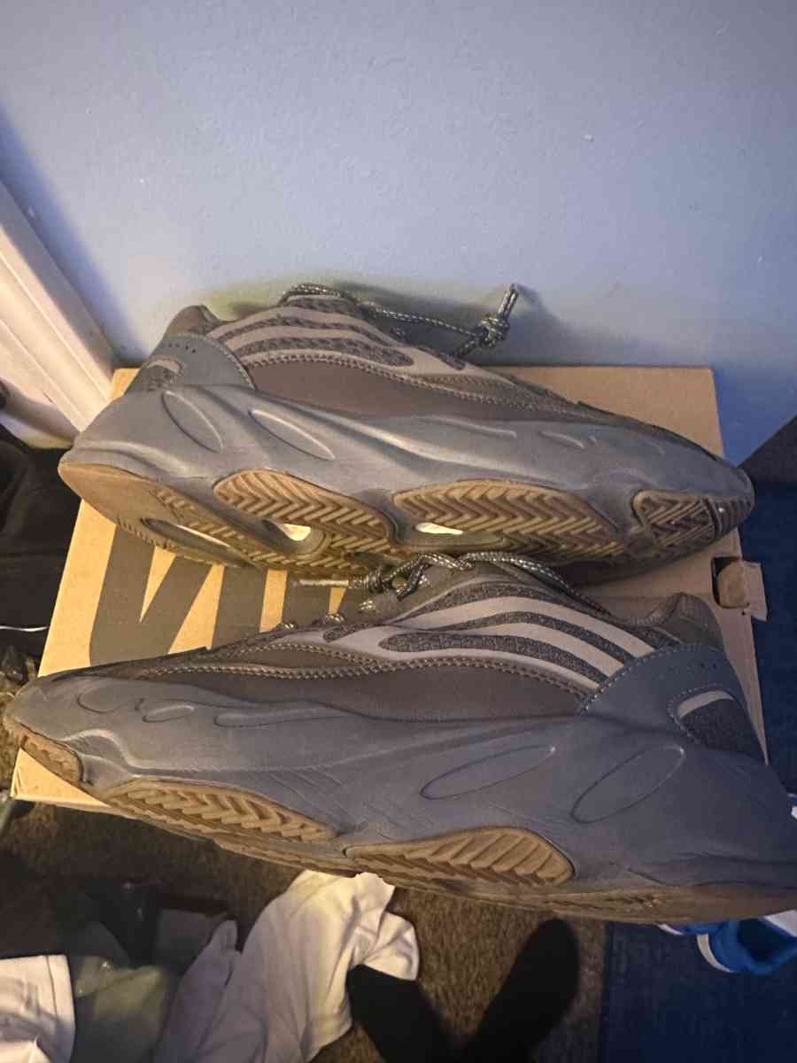 yeezy 700v2 size 10