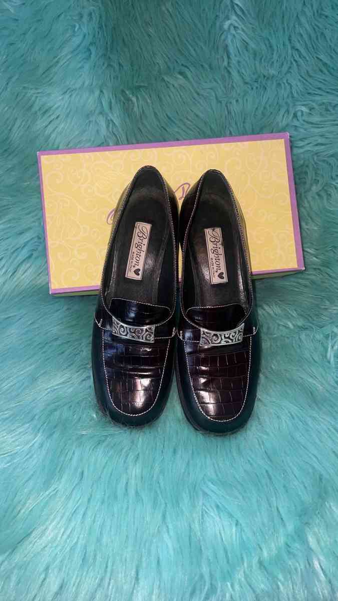 NIB Brighton Unice black crocodile flats with a silver chain