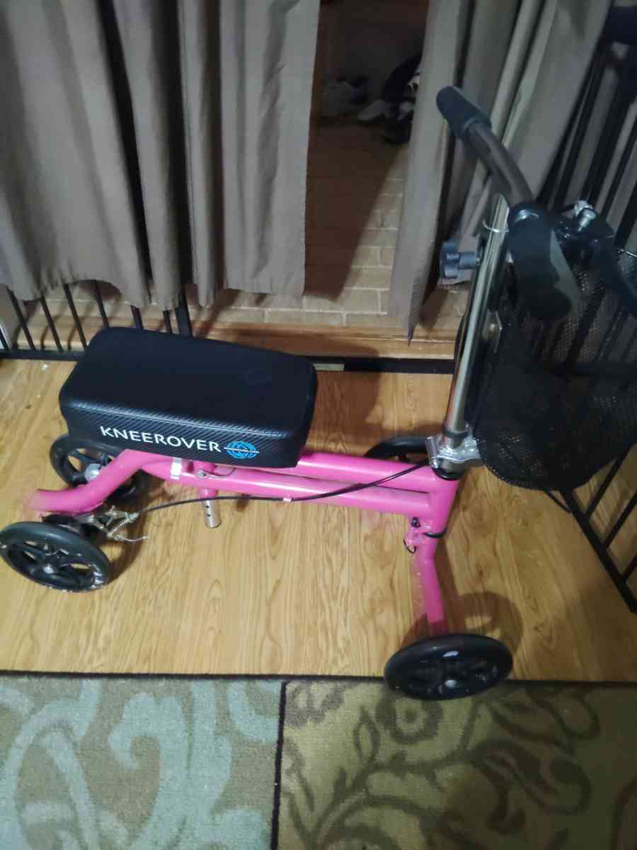 Knee scooter with basket