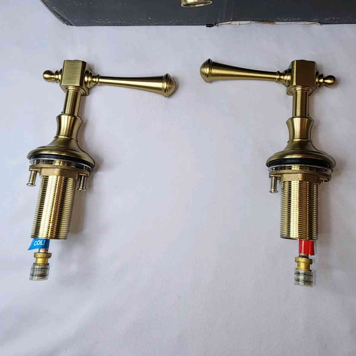 8 IN WIDESPREAD DOUBLE HANDLE 3 HOLE BATHROOM FAUCET