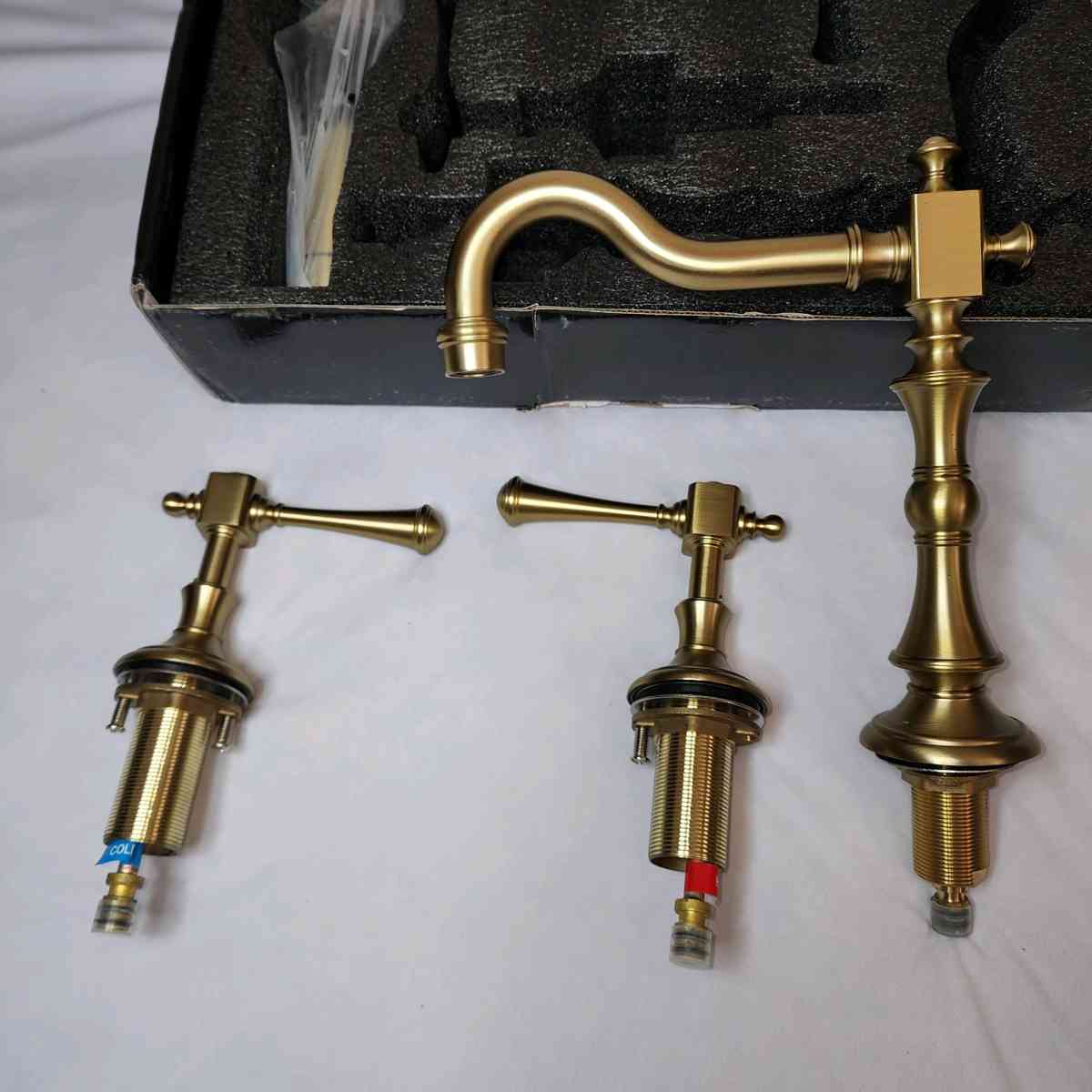 8 IN WIDESPREAD DOUBLE HANDLE 3 HOLE BATHROOM FAUCET