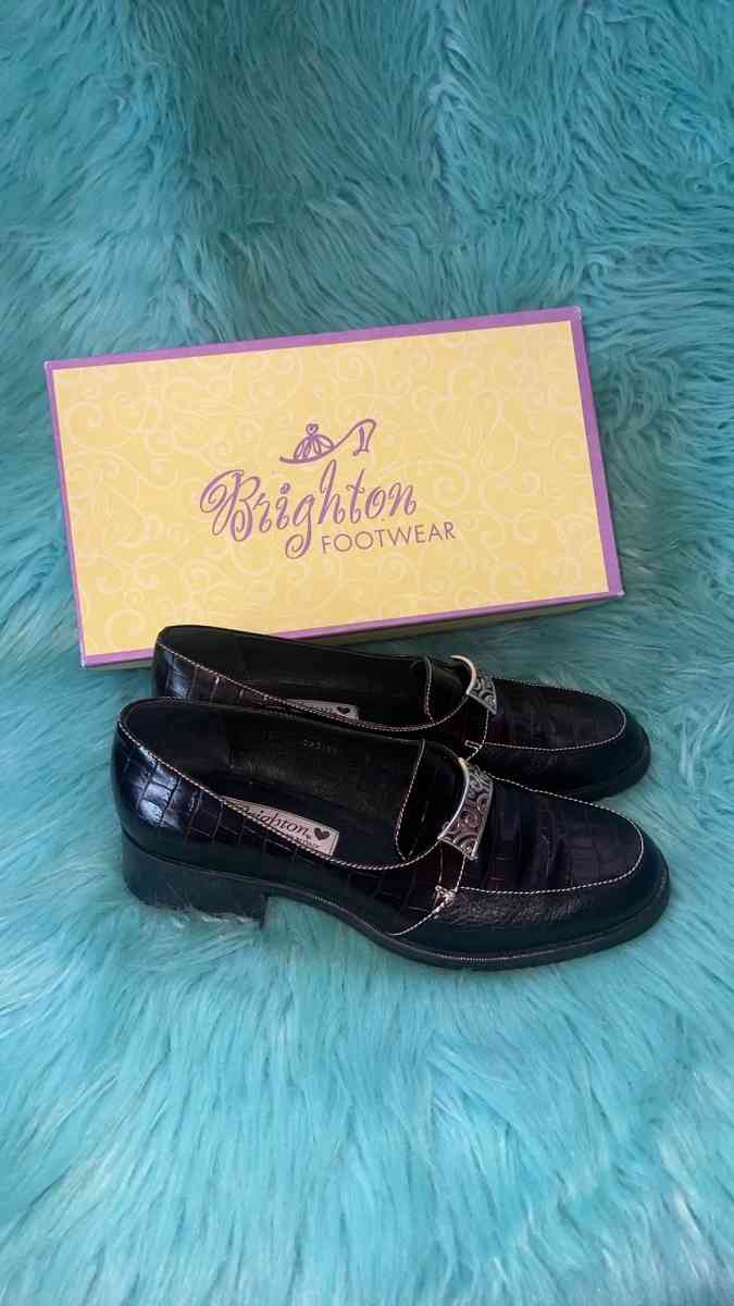 NIB Brighton Unice black crocodile flats with a silver chain
